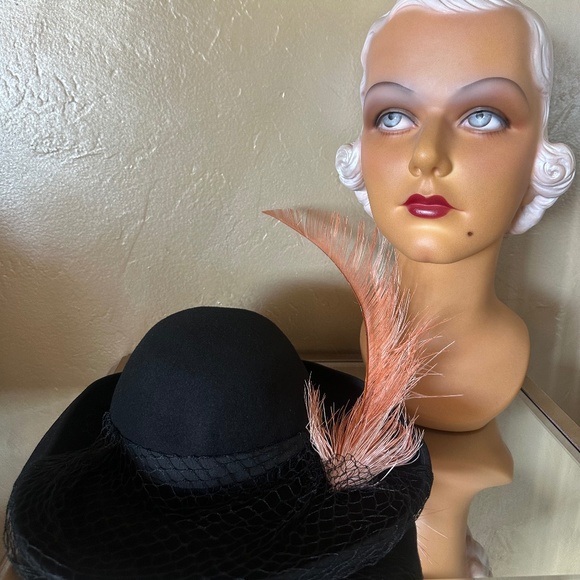 CAPTIVATING 1940s\' BLACK FELT FEDORA + UPTURNED BRIM + SALMON COLORED FEATHERS main image 6